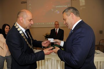 Prezydent Rafał Bruski odbiera Platynowy Medal Kilińskiego.