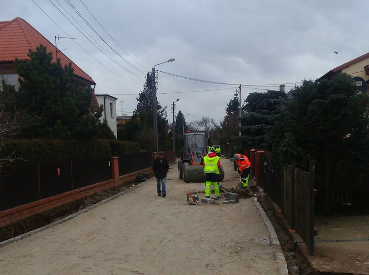 Zdjęcie przedstawia ulicę w trakcie robót budowlanych.