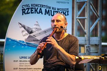 Romuald Szałek to instrumentalisty specjalizującego się w grze na fletach podłużnych.