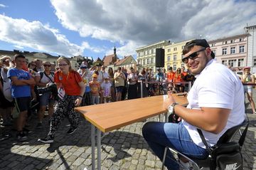 Mistrz świata juniorów w pchnięciu kulą spotkał się z kibicami na Starym Rynku w Bydgoszczy