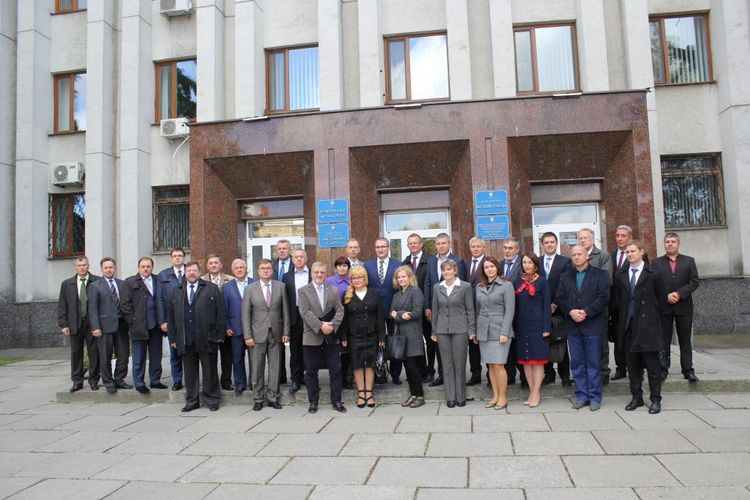 Zdjęcie grupowe z udziałem delegacji  z Bydgoszczy podczas obchodów Dnia Miasta w Krzemieńczuku