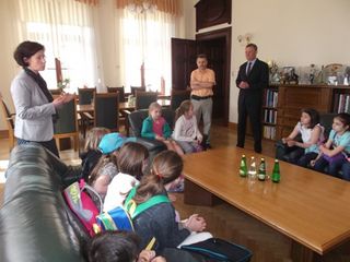 Uczniowie International School of Bydgoszcz podczas zwiedzania ratusza
