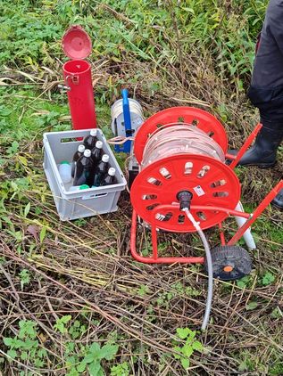Zestaw do poboru próbek wody w terenie; zdjęcie w terenie