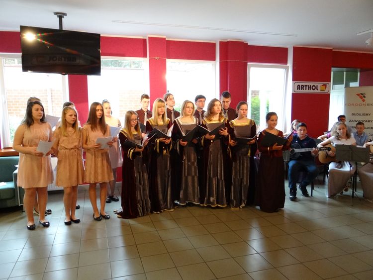 uczestnicy projektu "Detal, piękno niedostrzegane - Bydgoszcz (Kragujevac) w miniaturze" podczas występu w Młodzieżowym Domu Kultury nr 5