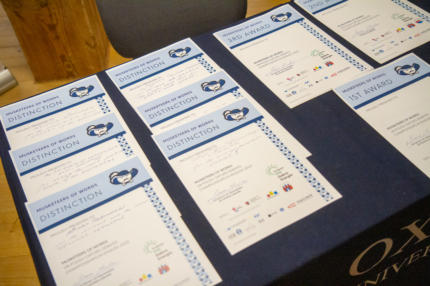 zdjęcie przedstawia dyplomy dla uczestników turnieju