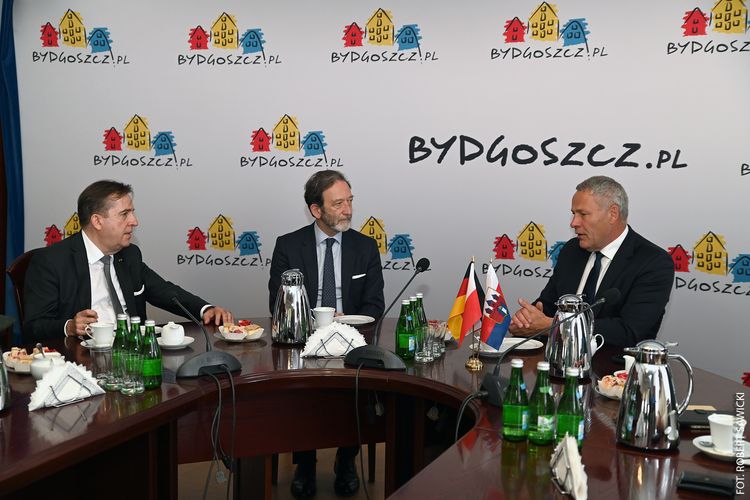 Konsul dr Jarosław Kuropatwiński, Ambasador Niemiec Victor Elbling oraz Prezydent Rafał Bruski podczas spotkania w ratuszu
