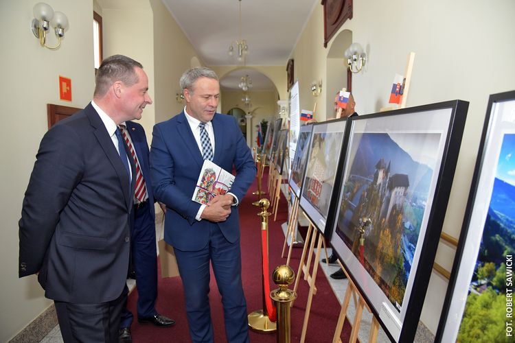 Ambasador Slowacji i Prezydent Rafał Bruski oglądający wystawę