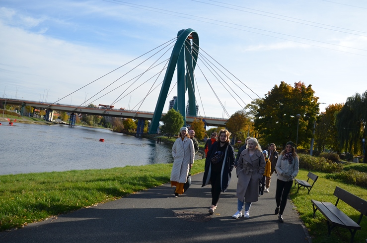 Uczestnicy projektu Dźwiękowa Mapa Bydgoszczy w czasie zwiedzania miasta