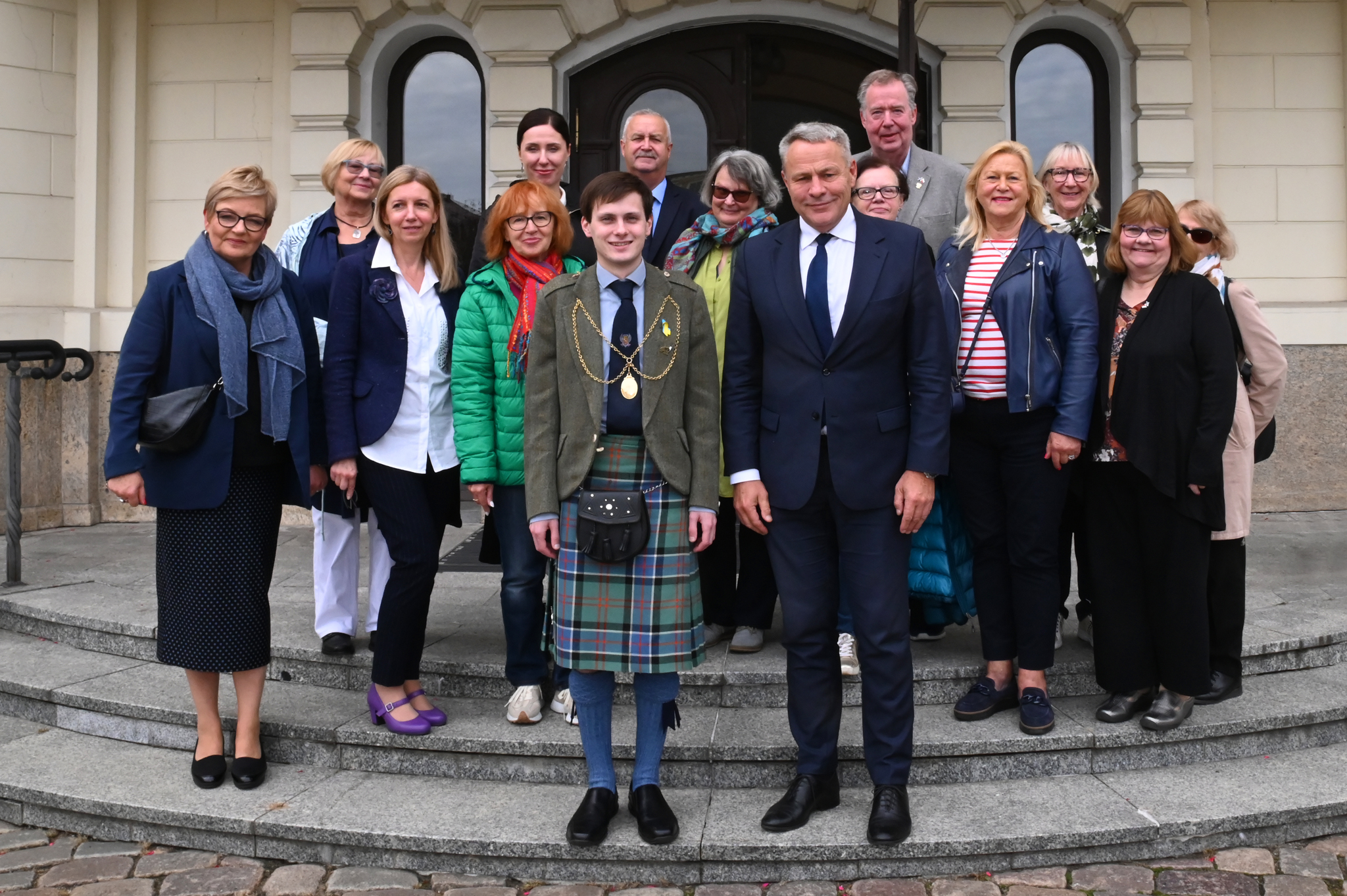 Delegacja z Perth na czele z provostem Xanderem McDade i prezydentem Rafałem Bruskim przed bydgoskim ratuszem