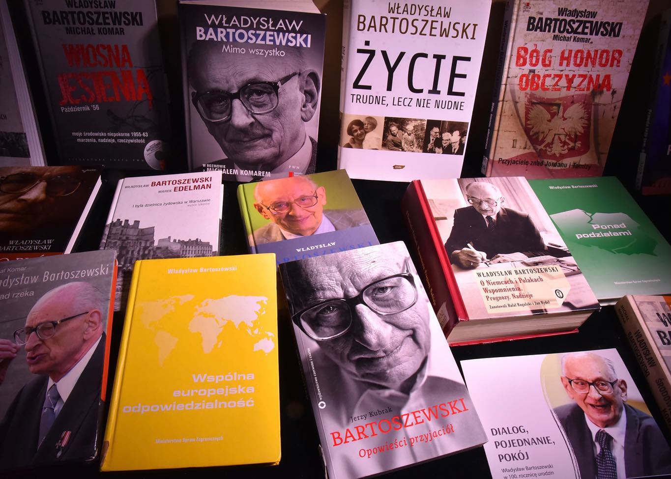 fotografia przedstawia książki o profesorze bartoszewskim