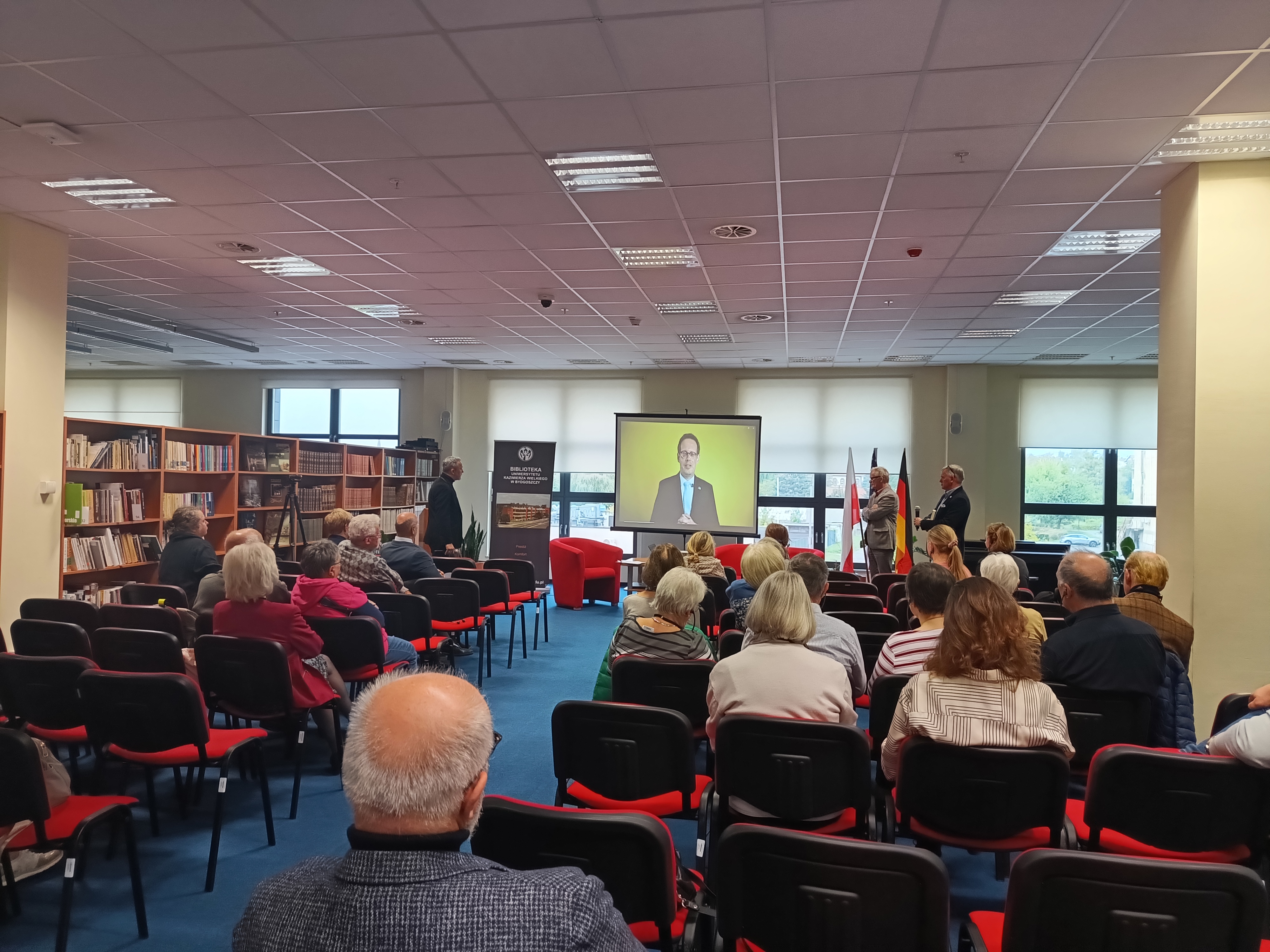 uczestnicy otwarcia wystawy podczas prezentacji filmu w bibliotece ukw