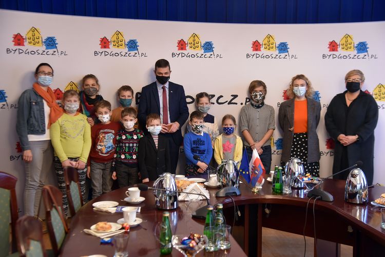 dzieci z Ukrainy i Białorusi w towarzystwie zastępcy prezydenta miasta