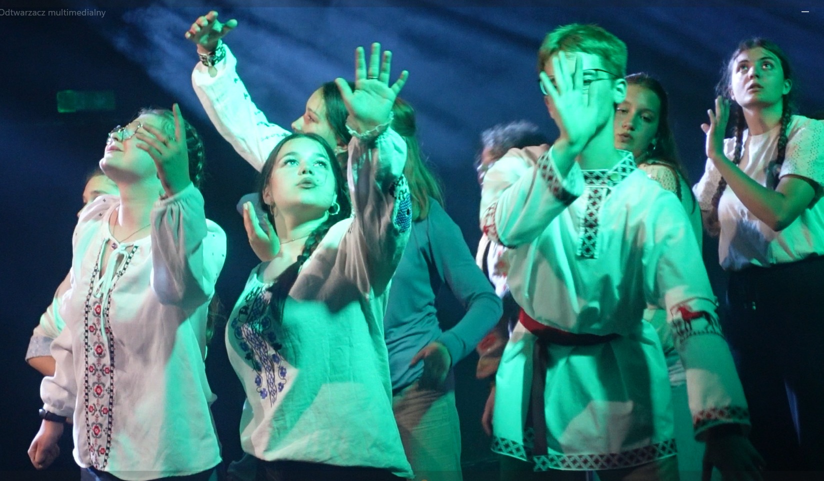 zdjęcie przedstawia młodzież podczas spektaklu na scenie Teatru Polskiego